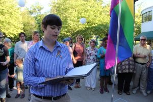 Vigil Lauren Cummings opens proceedings.  Photo by Beverly Palau