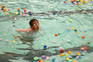 Underwater egg hunt